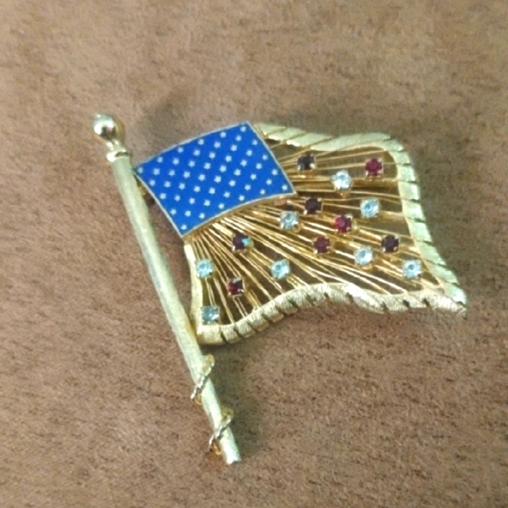 🎉💕Vintage Gold American Flag Brooch with Blue and Red Accents♥️